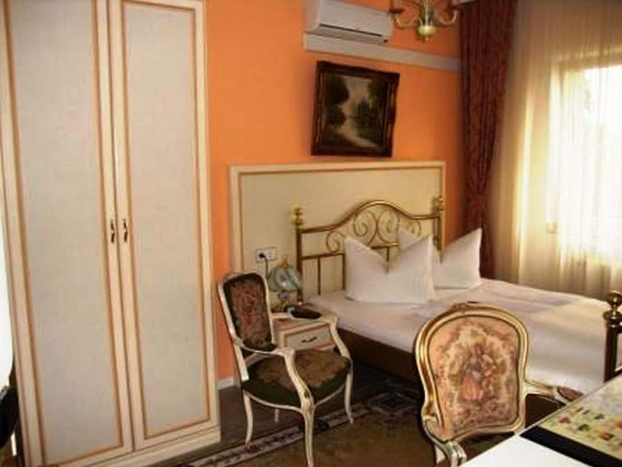 Haus Mooren, Hotel Garni Дюссельдорф Екстер'єр фото