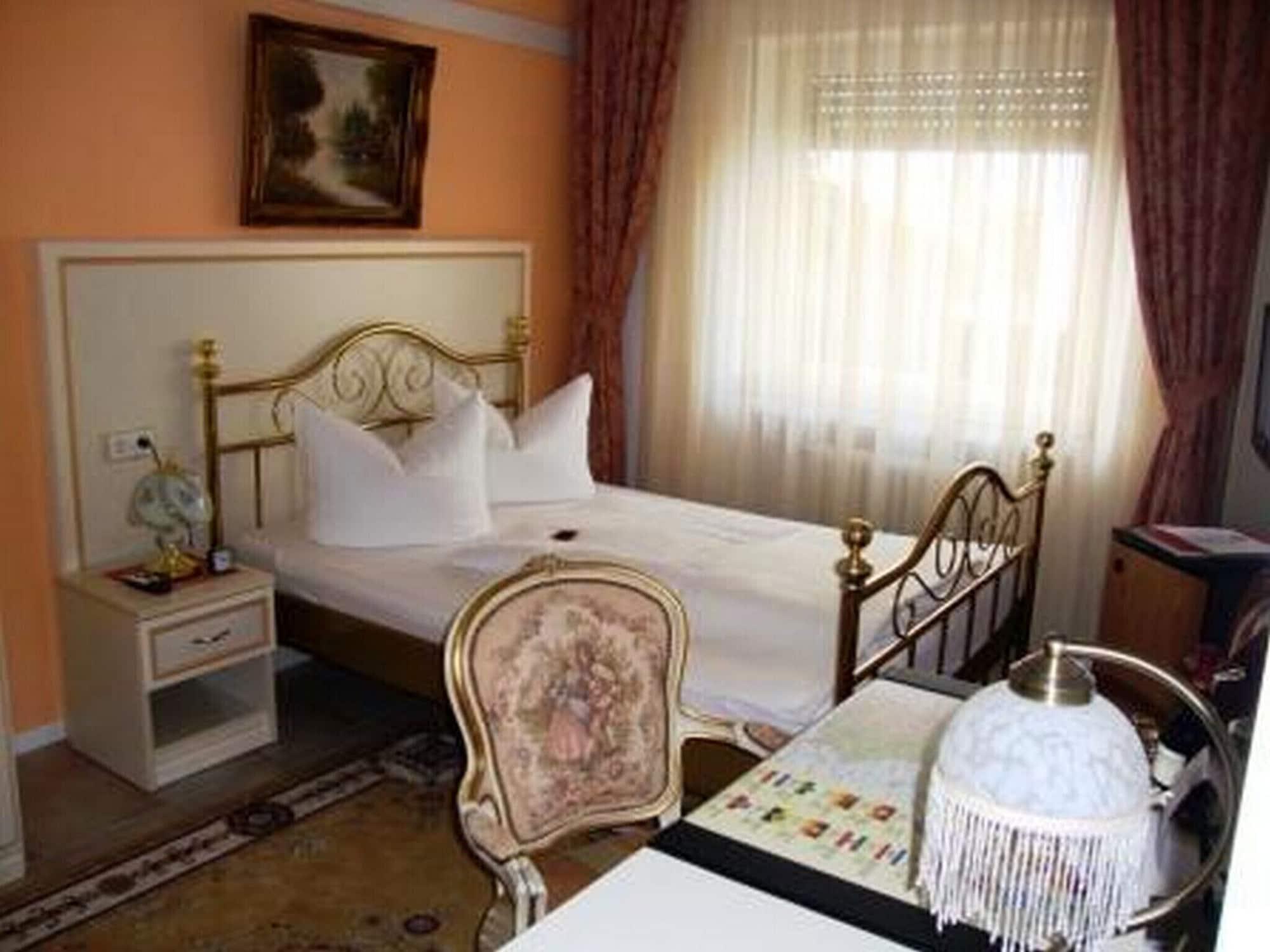 Haus Mooren, Hotel Garni Дюссельдорф Екстер'єр фото