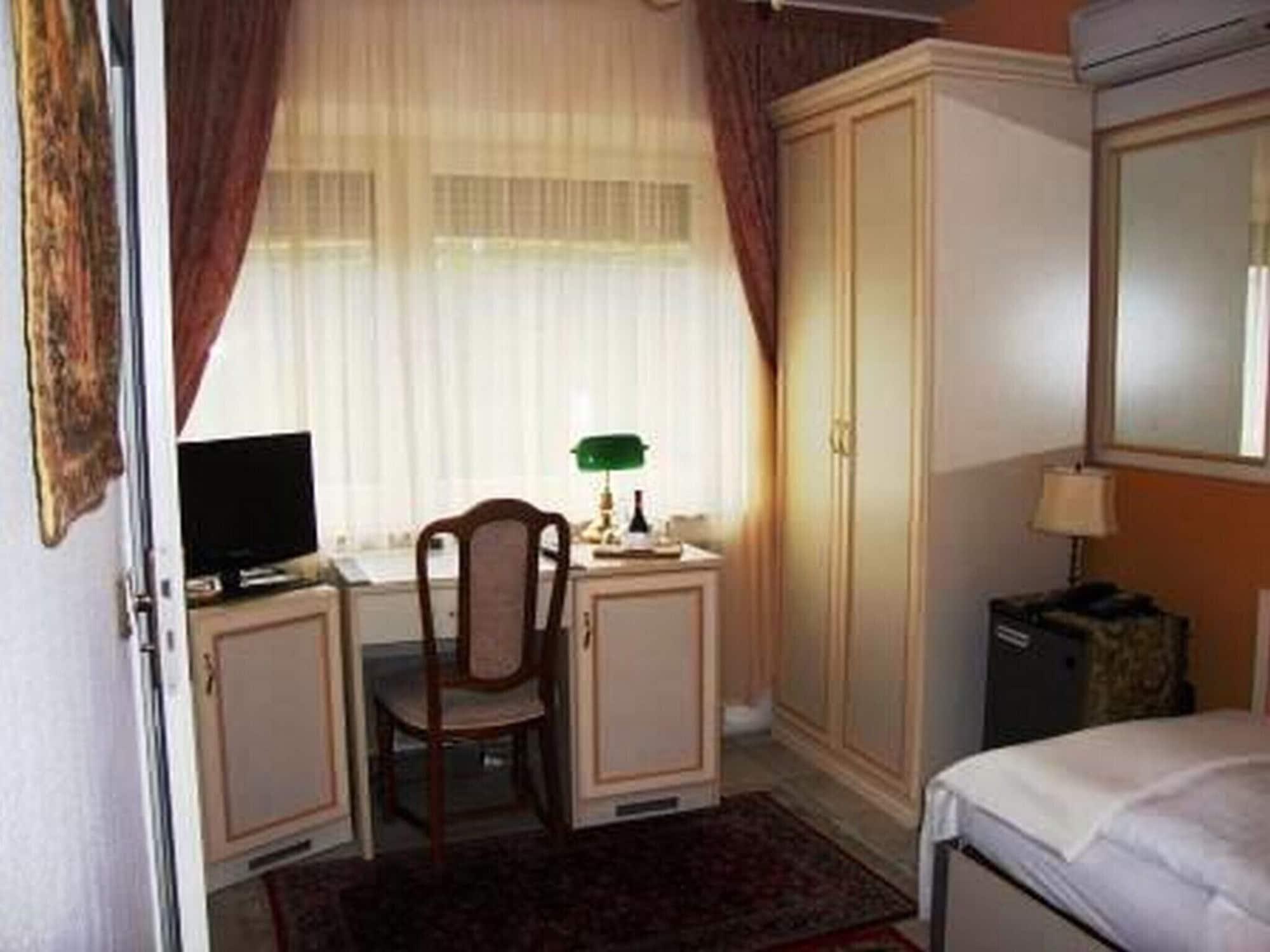 Haus Mooren, Hotel Garni Дюссельдорф Екстер'єр фото