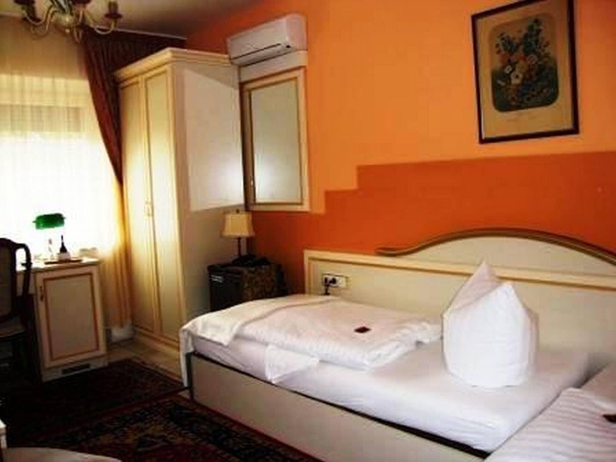 Haus Mooren, Hotel Garni Дюссельдорф Екстер'єр фото